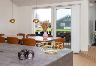 Eethoek in 8-persoons vakantiehuis in Sydals, Denemarken, met moderne inrichting en grote ramen.