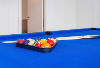 Blauwe pooltafel met biljartballen en keus in een 8-persoons vakantiewoning in Sydals, Denemarken.