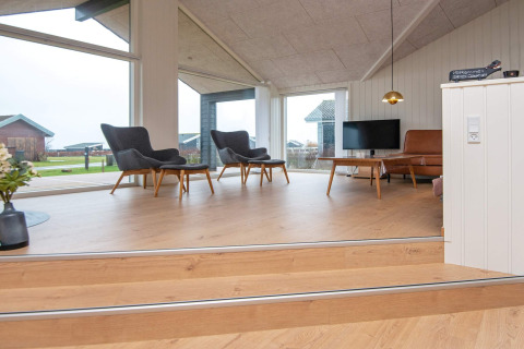 Sala en casa de vacaciones para 8 personas en Sydals, Dinamarca, con ventanas amplias y decoración moderna.