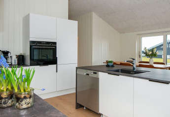 Moderne keuken in vakantiehuis voor 8 personen in Sydals, Denemarken, met strakke inrichting.