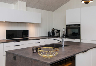 Cocina moderna en una casa de vacaciones para 8 personas en Sydals, Dinamarca, con isla y electrodomésticos modernos.