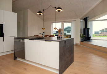 Cuisine moderne avec îlot dans une maison de vacances pour 8 personnes à Sydals, Danemark, espace lumineux.
