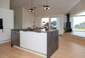 Cocina moderna con isla en casa vacacional para 8 personas en Sydals, Dinamarca, con luz natural y amplitud.