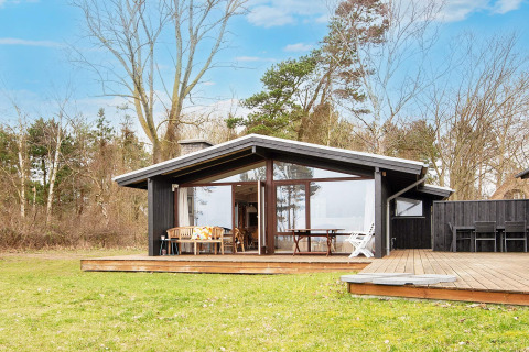 Modern vakantiehuis voor 4 personen in Knebel, met houten terras en natuurlijke groene omgeving.