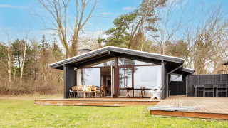 Casa vacanze in stile moderno per 4 persone a Knebel, ampia terrazza in legno immersa nella natura verde.