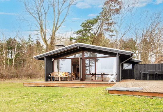 Modernes Ferienhaus für 4 Personen in Knebel mit großer Holzterrasse, weitläufiger Rasenfläche und Waldnähe.