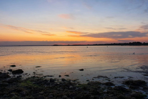 Atardecer sobre el mar desde la orilla, visto desde la casa de vacaciones para 4 personas en Knebel, Dinamarca.