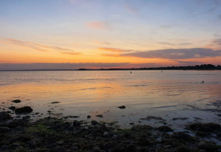 Tramonto sul mare visto dalla riva presso la casa vacanze per 4 persone a Knebel, Danimarca.