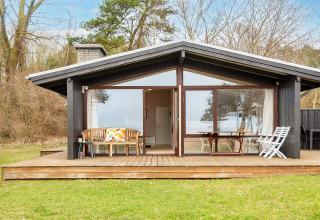 Charmante maison de vacances pour 4 personnes à Knebel, Danemark, grande terrasse en bois et meubles de jardin.