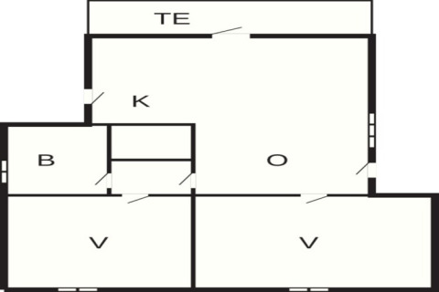 Plano de una casa de vacaciones para 4 personas en Knebel, Dinamarca, con sala, cocina y dormitorios.
