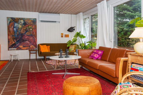 Salon coloré d'une maison de vacances 6 personnes à Ebeltoft, Danemark, au décor moderne et grandes fenêtres.