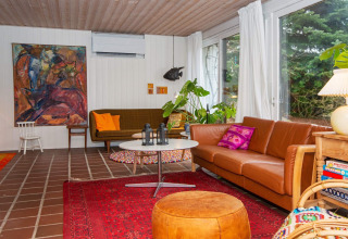 Kleurrijke woonkamer in een 6-persoons vakantiehuis in Ebeltoft, Denemarken, met moderne inrichting en grote ramen.