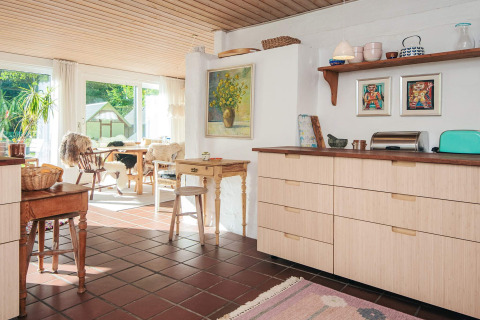 Cuisine lumineuse et salle à manger dans une maison de vacances à Ebeltoft au Danemark, décor chaleureuse.