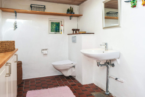 Badkamer met zwevend toilet en wastafel in een 6-persoons vakantiewoning in Ebeltoft, Denemarken.