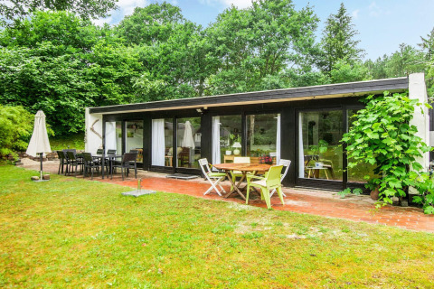 Vue extérieure d'une maison de vacances pour 6 personnes à Ebeltoft avec terrasse et meubles de jardin.