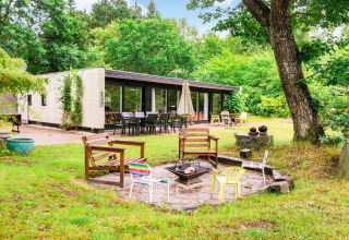 Vue extérieure d’une maison de vacances pour 6 personnes à Ebeltoft, Danemark, avec terrasse et foyer.