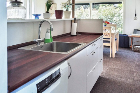 Moderne keuken in een vakantiehuis voor 6 personen in Glesborg, Denemarken, met afwasmachine en eetruimte.