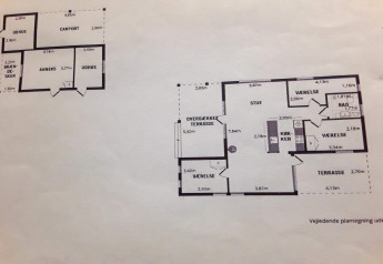 Plano de una casa de vacaciones para 6 personas en Glesborg, Dinamarca con habitaciones, baño y terraza.
