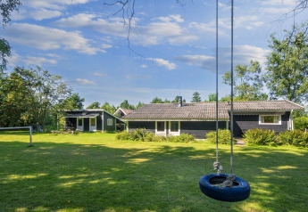 Photo de la «maison de vacances 6 personnes à Glesborg» au Danemark, grand jardin, pneu-balançoire, maison bois.