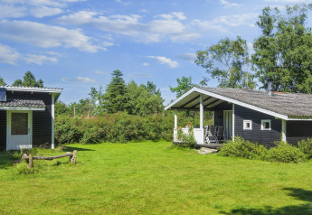 Casa de vacaciones para 6 personas en Glesborg, Dinamarca, con césped y terraza en entorno natural.