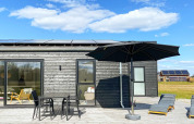 Terras aan '8-persoons vakantiehuis in Ansager', Denemarken, met tuinmeubilair, parasol en ligzetels.