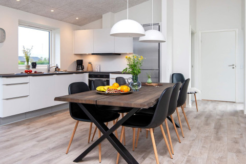 Moderne keuken en eethoek in 8-persoons vakantiewoning in Ansager, Denemarken, met strak interieurontwerp.