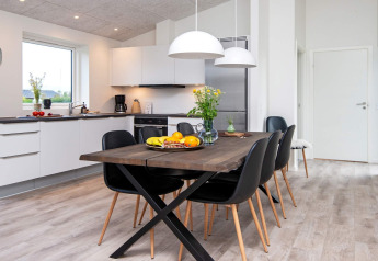 Moderne keuken en eethoek in 8-persoons vakantiewoning in Ansager, Denemarken, met strak interieurontwerp.