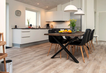 Espace cuisine et salle à manger moderne du gîte 8 personnes à Ansager, Danemark, avec déco épurée.