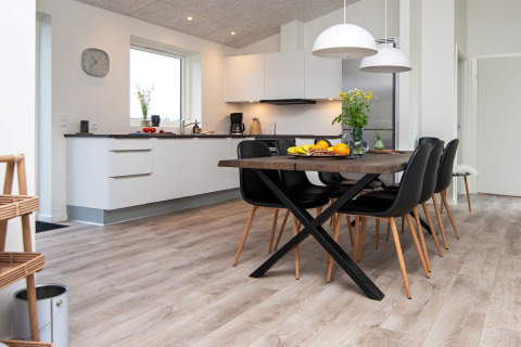 Moderna zona pranzo e cucina nella casa vacanza per 8 persone ad Ansager, Danimarca, con arredi eleganti.