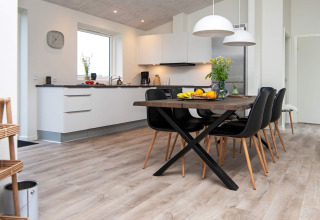Moderne eet- en keukenruimte in '8-persoons vakantiewoning in Ansager', Denemarken, met strak design.