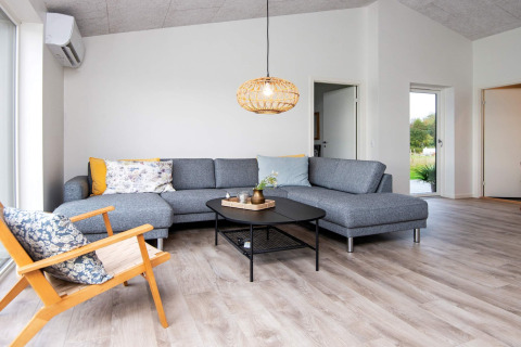 Moderne woonkamer in 8-persoons vakantiehuis in Ansager, Denemarken, met grijze bank en gezellige sfeer.