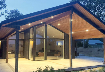Vue du soir sur le séjour moderne du gîte pour 12 personnes à Millinge, Danemark, avec grande terrasse.