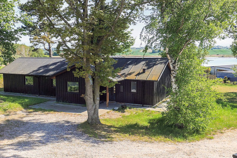 Photo de la maison de vacances 12 personnes à Millinge, Danemark, proche de l’eau et entourée d’arbres.