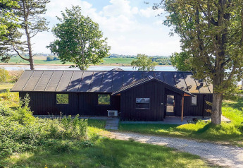 Foto van een 12-persoons vakantiehuis in Millinge met uitzicht op het water en groene omgeving.