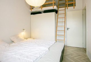 Camera da letto in casa vacanze per 12 persone a Millinge, Danimarca, con soppalco e scala, stile luminoso.
