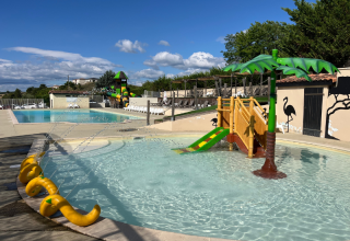 Outdoor swimming pool and kids' splash area with slides at Ludo Camping holiday park, Auvergne-Rhône-Alpes, France.