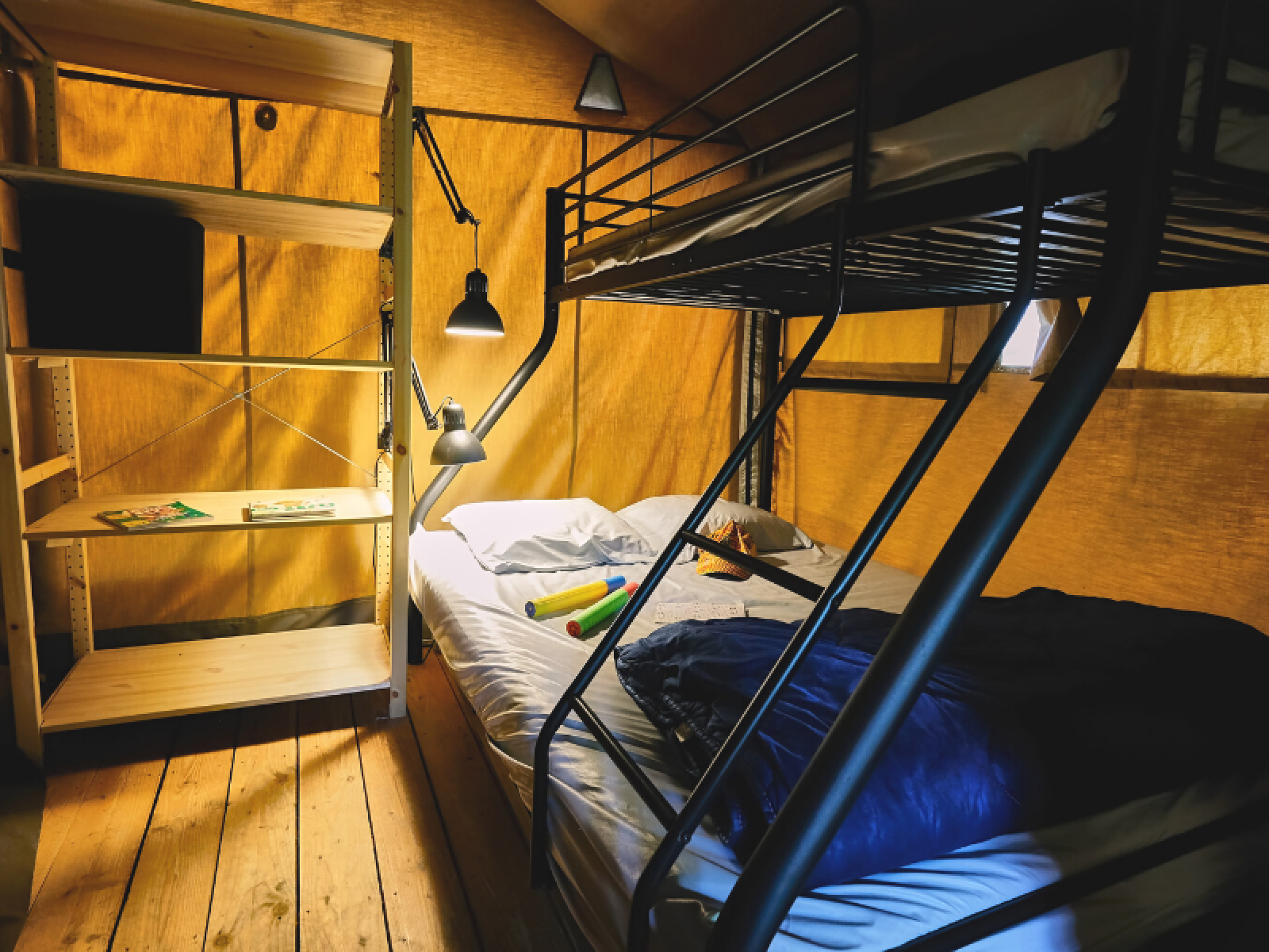 Interieur van safari tent Lodge «COSY» met stapelbed en kast in Ludo Camping, Frankrijk.
