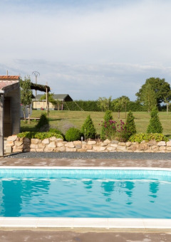 Buitenzwembad met terras en tuin bij vakantiepark La Maison Bornat in Bourgogne-Franche-Comté, Frankrijk.