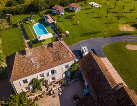 Luftaufnahme des Ferienparks La Maison Bornat in Bourgogne-Franche-Comté, Frankreich, mit Pool und Garten.