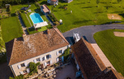 Vista aerea di La Maison Bornat, parco vacanze in Borgogna-Franca Contea, Francia, con piscina e giardino.