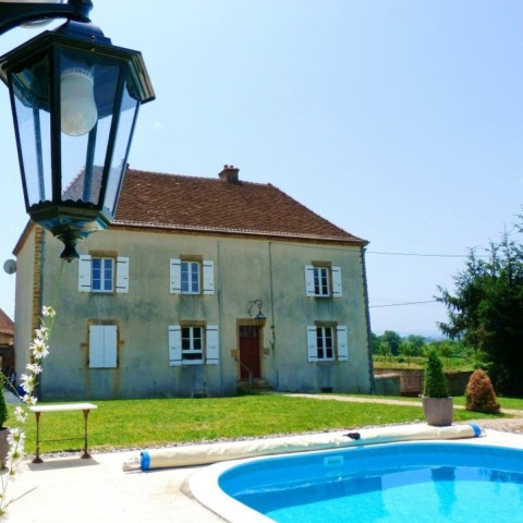 Casa de vacaciones con piscina y jardín en La Maison Bornat, Bourgogne-Franche-Comté, Francia.