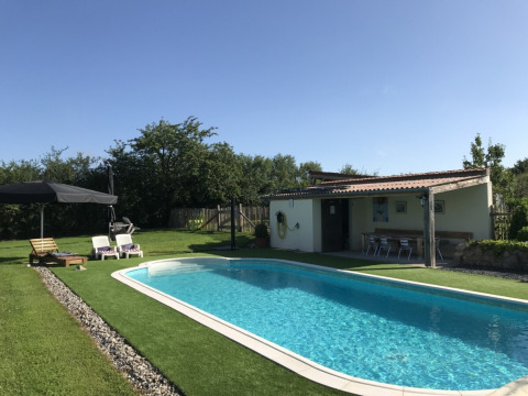 Piscine extérieure à La Maison Bornat, résidence de vacances en Bourgogne-Franche-Comté, France, avec transats.