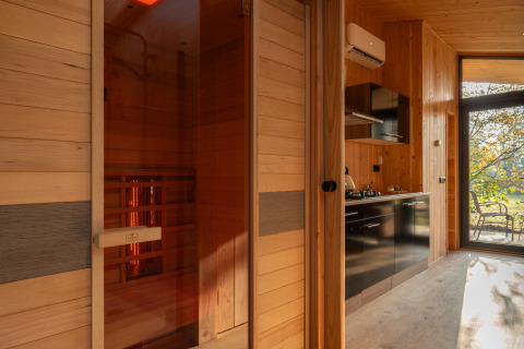 Interieur van Wellness Duynzicht lodge op Sandberghe in Nederland met sauna en moderne keukenfaciliteiten.