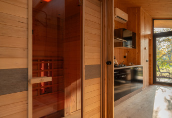 Interieur van Wellness Duynzicht lodge op Sandberghe in Nederland met sauna en moderne keukenfaciliteiten.