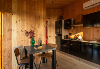 Moderne keuken en eetruimte in houten lodge bij Wellness Duynzicht in Sandberghe, Nederland.