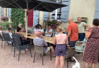 Groupe de personnes autour d’une table à La Maison Bornat, un parc de vacances en Bourgogne, France.