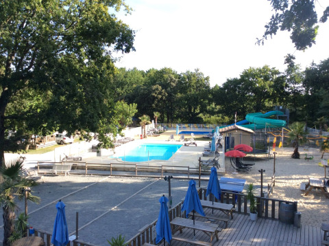 Piscina all'aperto e scivolo d'acqua al campeggio Les Franquettes, parco vacanze in Nouvelle-Aquitaine, Francia.