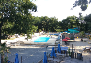 Piscina all'aperto e scivolo d'acqua al campeggio Les Franquettes, parco vacanze in Nouvelle-Aquitaine, Francia.