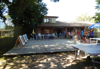 Campeggiatori provano il tiro con l'arco sulla terrazza del campeggio Les Franquettes in Nouvelle-Aquitaine.