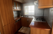 Cucina nel Premium Mobile Home al Campeggio Les Franquettes in Francia, con mobili in legno.